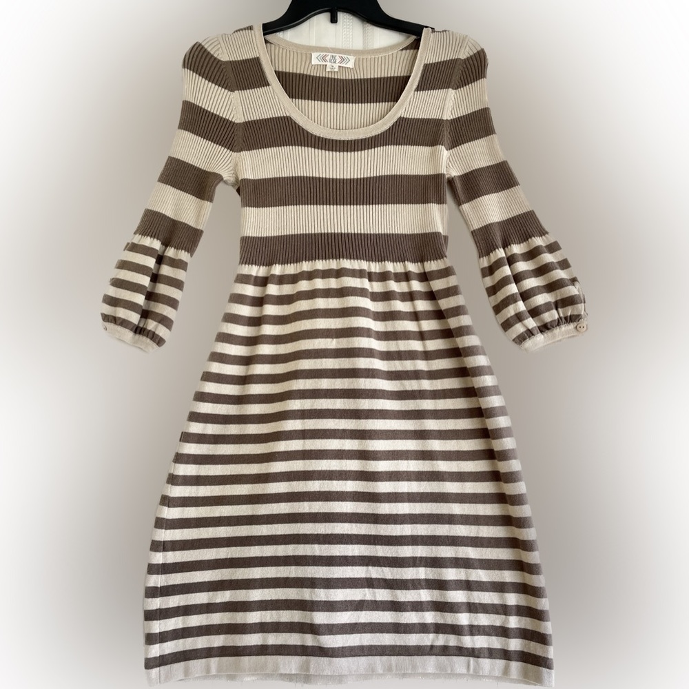 Very light sweater like material for this long sleeve sz:M dress